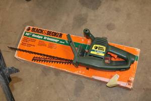lot 636 image: Black & Decker 16 Electric Hedge Trimmer