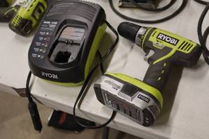 lot 648 image: Ryobi 12 18V Drill P202 with Battery, One In-Vehicle Charger