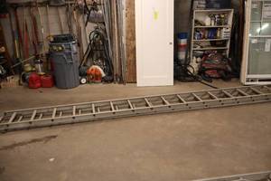 lot 660 image: 300-lbs 32 Aluminum Extension Ladder AE2232