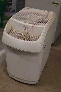 lot 669 image: Air Care Household Evaporative Humidifier 826000
