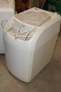 lot 670 image: Air Care Household Evaporative Humidifier 826000