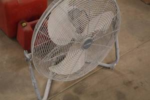 lot 696 image: Masterforce 3-speed 18 Floor Fan