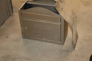 lot 732 image: Metal Locking Mailbox