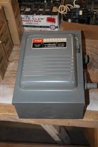 lot 748 image: Federal Pacific 60 Amp 240VAC250VDC 15hp 3-pole Power Box  Enclosed Switch