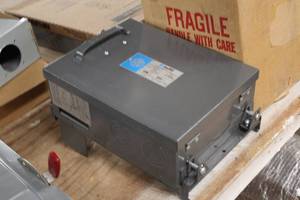 lot 753 image: I.T.E. XL-Universal 240V100A Three-Phase 4-wire Bus Duct Door Plug Box