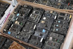 lot 764 image: Lot of (1 Box) Circuit Breakers