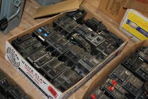 lot 770 image: Lot of (1 Box) Circuit Breakers