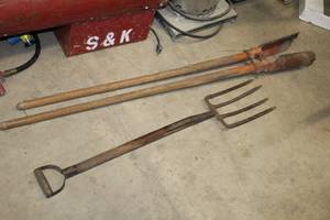 lot 777 image: Post Hole Digger, Pitch Fork