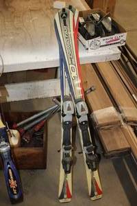 lot 890 image: Lot of (1 Pair) DynaStar 10 Snow Skis
