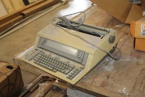 lot 959 image: Vintage Canon Typewriter AP110