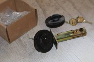 lot 1083 image: Dead Bolt Lock with Keys
