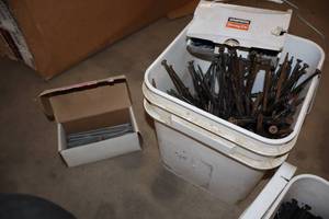 lot 1942 image: Lot of (1 Pail) Assorted Screws