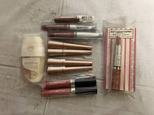 lot 31 image: Foundation, Shadow Dust, and Lip Gloss