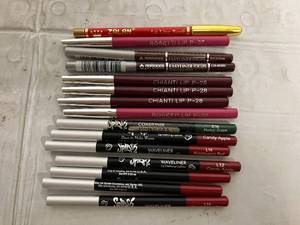 lot 32 image: Lot of 15 Different Colored Lip Liner
