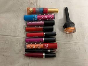 lot 34 image: Lot of Lip Gloss Products