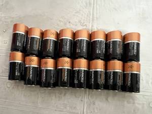lot 92 image: 12 Duracell D Batteries
