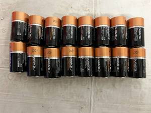 lot 94 image: 12 Duracell D Batteries