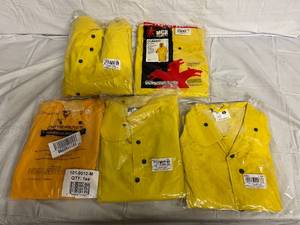 lot 105 image: 5 Raincoats - 2 XXL, 1 XL, 1 L, and 1 M