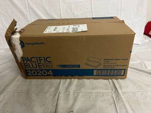 lot 107 image: 16 Packs of 250 Multifold Paper Towels