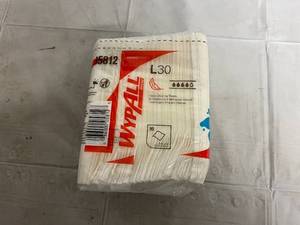 lot 137 image: Kimberly-Clark Professional Heavy Cleaning Towels - White