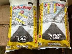 lot 296 image: 2 Bags of Safe Step 3300 Rock Salt Ice Melter