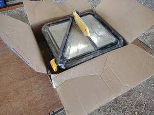 lot 28 image: Florcraft Benchtop 7 Wet Tile Saw,...