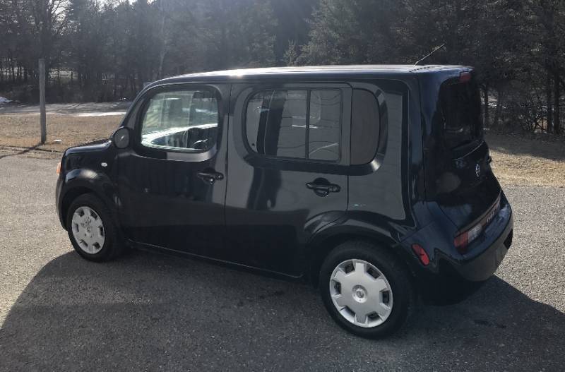 lot 2 image: 2010 Nissan Cube
