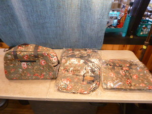 7 Gold Coast Medium Floral Totes