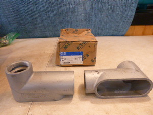 2 Eaton 2 7-Type Threaded Elbows