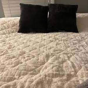 lot 55 image: Chenille Quilt - Opalhouse designed with Jungalow-Ivory-FullQueen