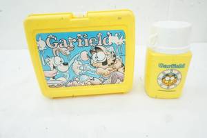 lot 4 image: Vintage Plastic Lunch Box Garfield with Thermos