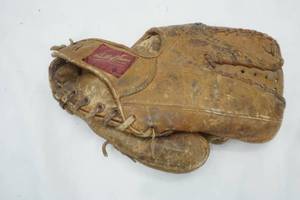 lot 46 image: Hall of Fame Baseball Glove