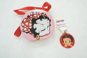 lot 73 image: Circle Betty Boop Tin purse with and Key Chain