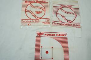 lot 89 image: Vintage Twins Homer Hanky 1987, 1991, 2004