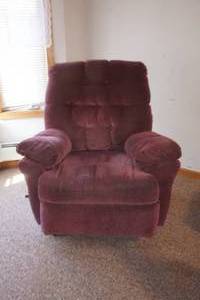 lot 201 image: Maroon Recliner (Good condition)