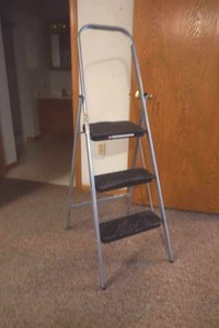 lot 204 image: Safety Step Stool Ladder 3 Steps