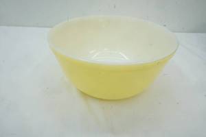 lot 210 image: Yellow Pyrex Mixing Bowl