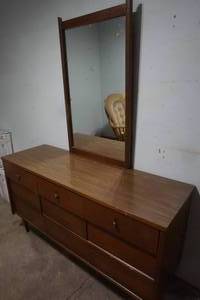 lot 123 image: Vintage 9 Drawer Dresser with Mirror