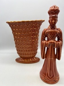 lot 64 image: Vintage RED WING POTTERY - Fish Scale Fan Vase - 1157 and Belle Kogan Figurine - B1389