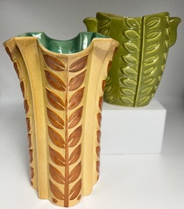 lot 65 image: Vintage RED WING POTTERY - Leaf Vases - 1115 & 1155