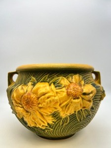 lot 73 image: Vintage ROSEVILLE Sienna Yellow Peony Jardiniere 1942 - #661-6