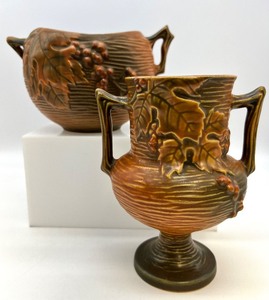lot 75 image: Vintage ROSEVILLE Bushberry Russet Bowl & Urn - 411, 156