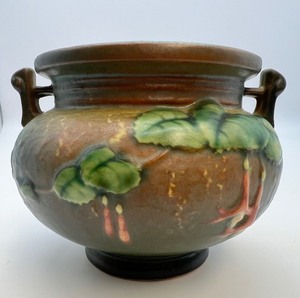 lot 76 image: Vintage ROSEVILLE Bushberry Fuchsia Green Bowl Planter - 164