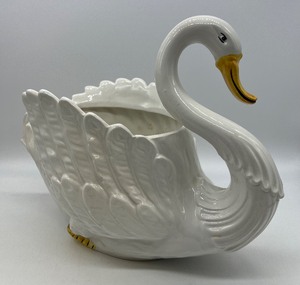 lot 42 image: Vintage Hand Painted Ceramic White Swan