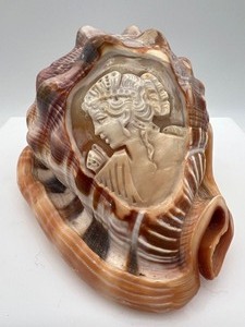 lot 14 image: Vintage Hand Carved CAMEO Conch Shell