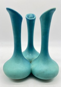 lot 7 image: Vintage MCM VAN BRIGGLE Tri-tip Tri-ennial Vase Turquoise Matte #3261