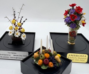 lot 159 image: Artisan Dollhouse Miniature Flowers - Centerpieces including Hanzey and Hammer