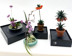 lot 160 image: Artisan Dollhouse Miniature Exotic Flowers including Kimberly Hammer