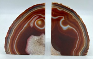 lot 192 image: Pair of Book Matched Brilliant Brazil Agate Bookends