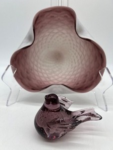 lot 209 image: Artisan Cased Glass Bowl with Air Trapped Design & Artisan Glass Bird with Controlled Bubbles